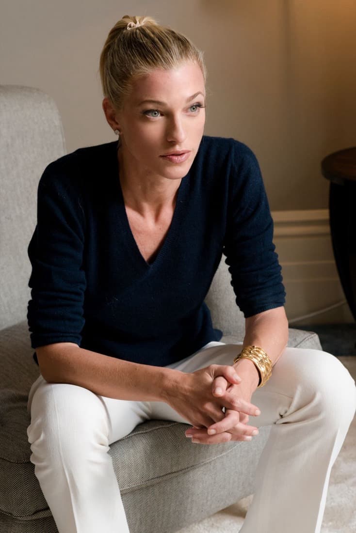 Portrait de Nicole Junkermann assise dans un fauteuil, pour contacter Nicole Junkermann Art Review