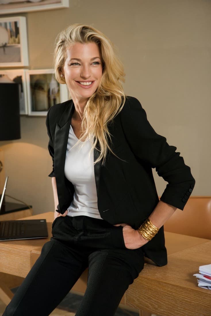 Nicole Junkermann à un bureau, un portrait détendu pour la note de septembre