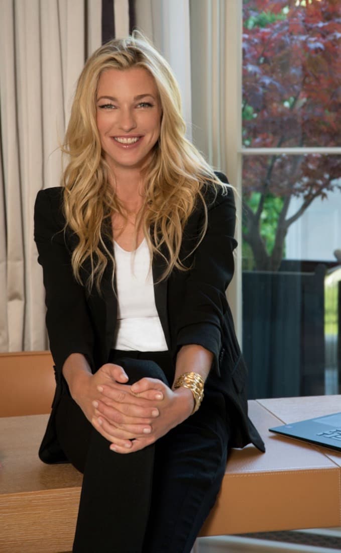 Smiling portrait of Nicole Junkermann, founder and editor of the Nicole Junkermann Art Review
