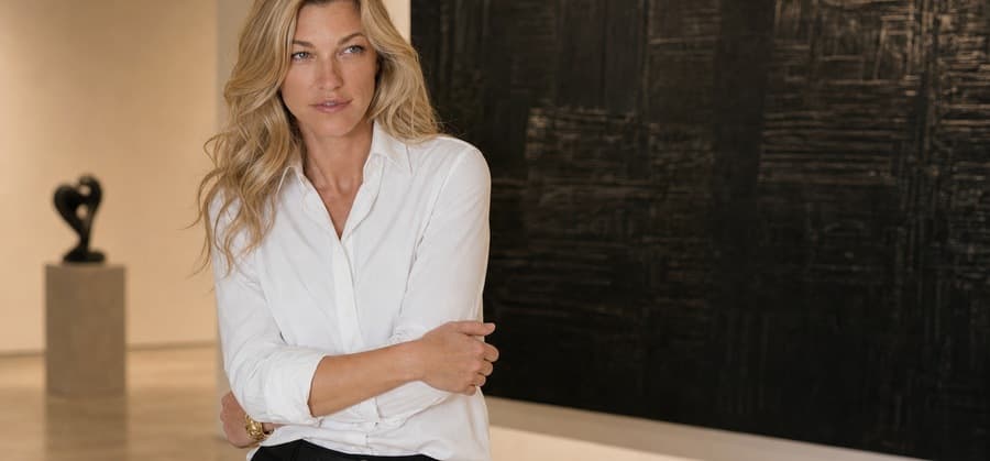 Nicole Junkermann en una galería bañada por la luz del verano para una nota de finales de junio sobre el arte y la luz